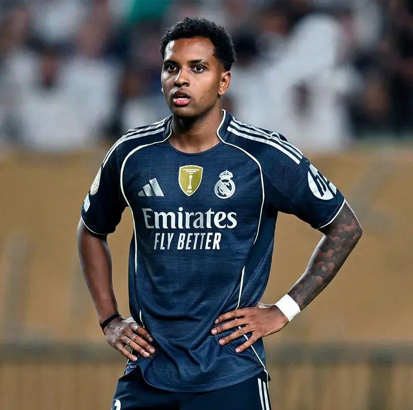 转会期欧超杯传出新动向；利物浦单刀错失；管理层表态：更衣室稳定；球探报告显示潜力的简单介绍